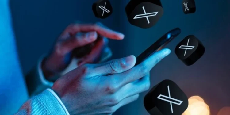 imagem de uma celular com símbolos do X - Twitter vende perfis de usuários