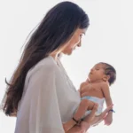 imagem de uma mãe olhando para o seu bebê - Nomes de Bebês Inspirados na Natureza