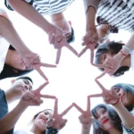 jovens celebrando o dia da amizade