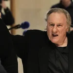 Gérard Depardieu em frente a um tribunal