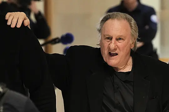 Gérard Depardieu em frente a um tribunal