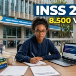 Uma menina jovem estudando para o INSS